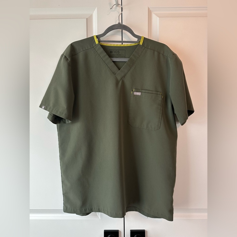 FIGS Men’s Leon Three-Pocket Scrub Top Moss/Lemonade (Size L)